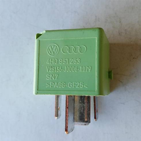 AUDI 4H0951253 - Main fuse socket fuse socket dashboard relay relay plate: 1 pcs. www.parts5.com